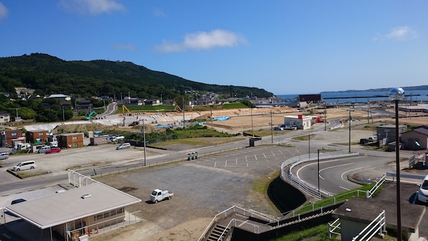 ＊津波 ：人間のスケールを超えた「自然」の時間。 （写真　東日本大地震10年の鮎川。加藤幸治）